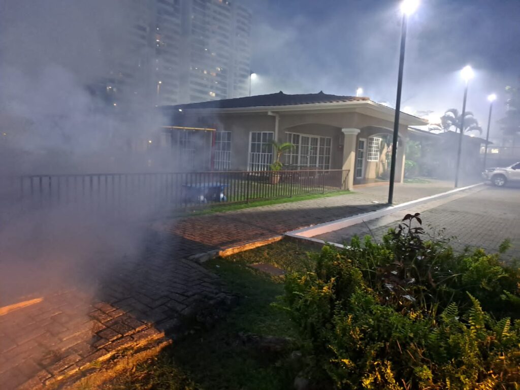 Fumigación de mosquitos en Panamá